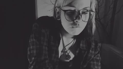 Molly Crow online show from 22, 1, 2025