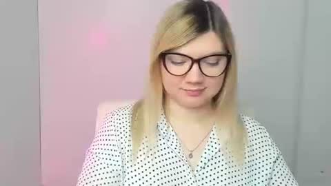 Snapshot of molly_moree chatting on 25, 10, 2025 Molly online show from 25, 10, 2025