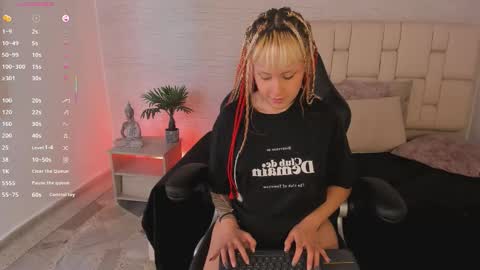 Snapshot of mollycb chatting on 20, 11, 2025 mollycb online show from 20, 11, 2025