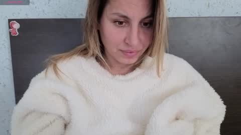 Snapshot of mollyforyou chatting on 18, 11, 2025 Nica follow me online show from 18, 11, 2025