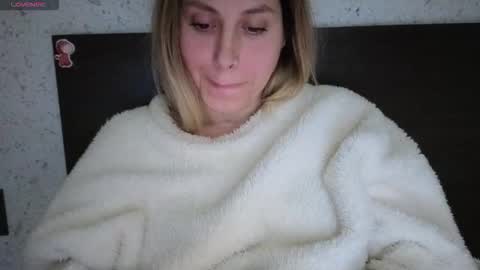 Snapshot of mollyforyou chatting on 22, 11, 2025 Nica follow me online show from 22, 11, 2025