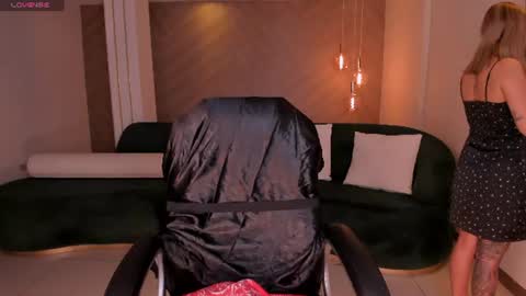 Snapshot of mollysunders_ chatting on 26, 6, 2026 Molly Sunders online show from 26, 6, 2026