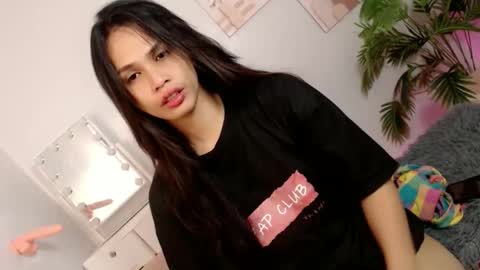 Snapshot of momi_khem019 chatting on 5, 10, 2025 MOMIKHEM online show from 5, 10, 2025