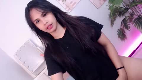 Snapshot of momi_khem019 chatting on 8, 10, 2025 MOMIKHEM online show from 8, 10, 2025