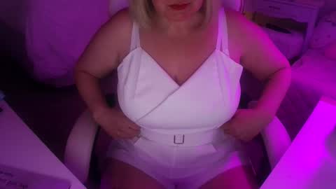 Mommy Julia online show from 4, 5, 2026