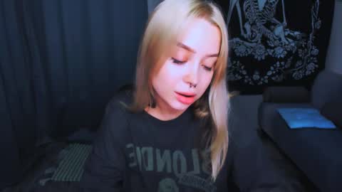 Snapshot of monalauu chatting on 27, 5, 2026 online show from 27, 5, 2026