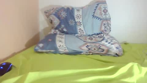 Snapshot of moncef122 chatting on 14, 10, 2025 moncef122 online show from 14, 10, 2025