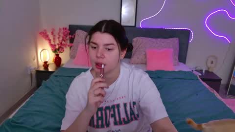 Snapshot of moneyforpeaches chatting on 2, 6, 2026 moneyforpeaches online show from 2, 6, 2026