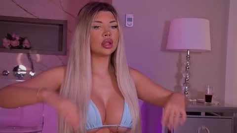 Snapshot of monique_celeste chatting on 30, 9, 2025 Moni online show from 30, 9, 2025