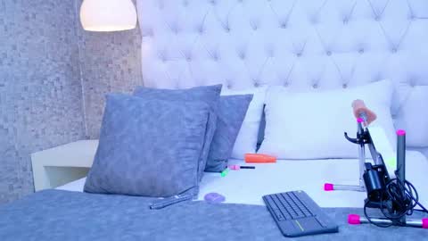 Snapshot of monserratpeter chatting on 3, 12, 2025 MonserratPeter online show from 3, 12, 2025