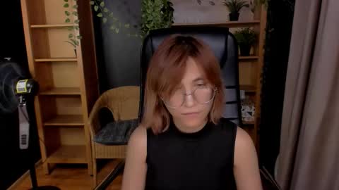 Snapshot of moon13152 chatting on 21, 10, 2025 Katrin online show from 21, 10, 2025