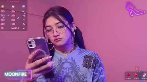 Snapshot of moonfiredance chatting on 27, 11, 2025 Nicky online show from 27, 11, 2025