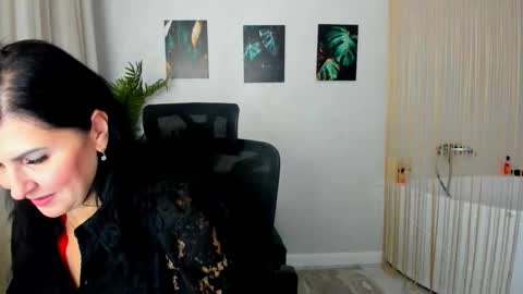 Snapshot of moonvelour chatting on 24, 11, 2025 Ask me online show from 24, 11, 2025