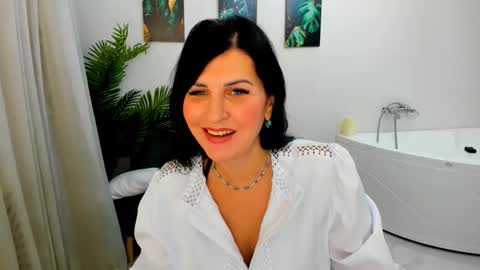 Snapshot of moonvelour chatting on 1, 12, 2025 Ask me online show from 1, 12, 2025