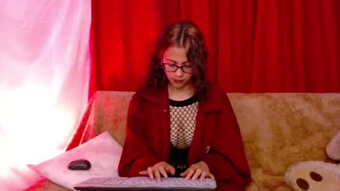 Snapshot of mora_haze chatting on 31, 10, 2025 Mora Haze 3 online show from 31, 10, 2025