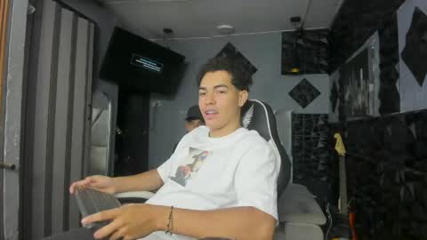 Snapshot of mr_mois chatting on 20, 4, 2026 mr_mois online show from 20, 4, 2026