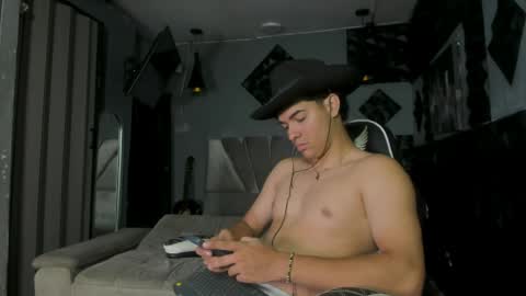 Snapshot of mr_mois chatting on 8, 5, 2026 mr_mois online show from 8, 5, 2026