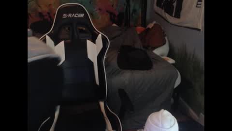 Snapshot of mr_strawberry chatting on 8, 11, 2025 mr_strawberry online show from 8, 11, 2025