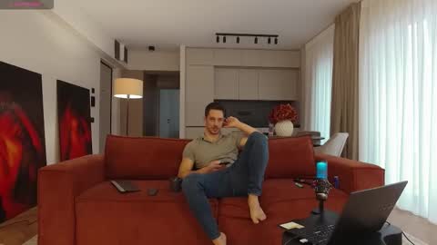 Snapshot of mrgreeneyes01 chatting on 11, 11, 2025 juan luis online show from 11, 11, 2025