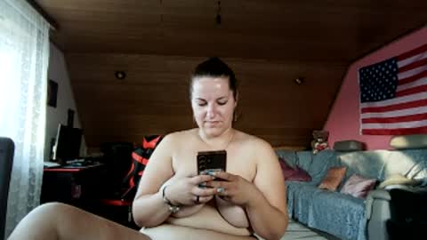 Snapshot of mrsbutterfly2504 chatting on 15, 7, 2026 Naughty Melly online show from 15, 7, 2026