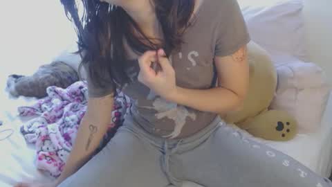 Snapshot of munchi_ chatting on 2, 12, 2025 online show from 2, 12, 2025