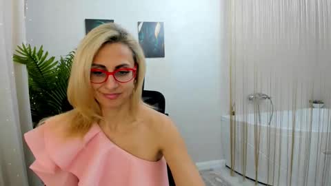 Snapshot of museofstage chatting on 2, 3, 2025 Diana online show from 2, 3, 2025