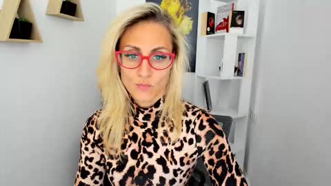 Snapshot of museofstage chatting on 10, 9, 2025 Diana online show from 10, 9, 2025