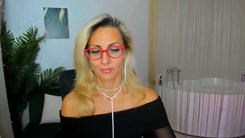 Snapshot of museofstage chatting on 16, 9, 2025 Diana online show from 16, 9, 2025