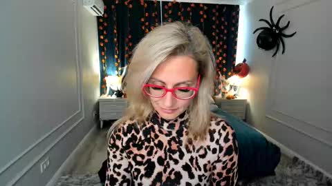 Snapshot of museofstage chatting on 12, 10, 2025 Diana online show from 12, 10, 2025