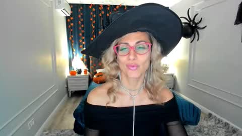 Snapshot of museofstage chatting on 31, 10, 2025 Diana online show from 31, 10, 2025