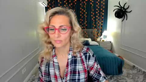 Snapshot of museofstage chatting on 7, 11, 2025 Diana online show from 7, 11, 2025