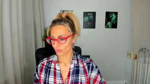 Snapshot of museofstage chatting on 17, 11, 2025 Diana online show from 17, 11, 2025