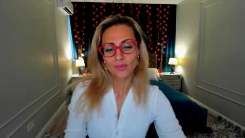 Snapshot of museofstage chatting on 18, 11, 2025 Diana online show from 18, 11, 2025