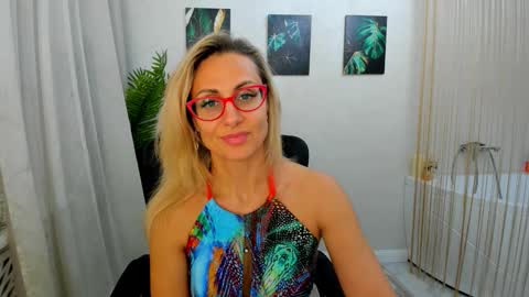 Snapshot of museofstage chatting on 21, 11, 2025 Diana online show from 21, 11, 2025