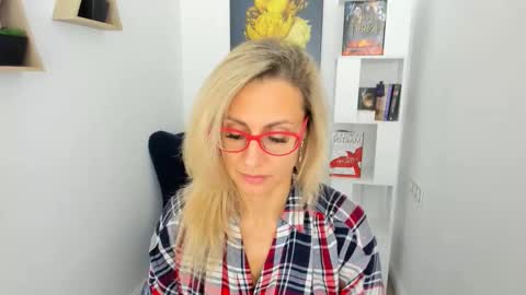 Snapshot of museofstage chatting on 23, 11, 2025 Diana online show from 23, 11, 2025