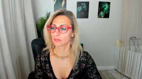 Snapshot of museofstage chatting on 4, 12, 2025 Diana online show from 4, 12, 2025