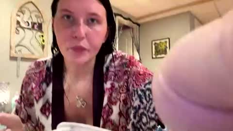 n0rmalgurl online show from 3, 8, 2026