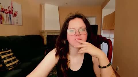 Snapshot of naomi_di chatting on 6, 6, 2026 naomi_di online show from 6, 6, 2026