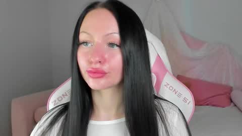 Snapshot of naomiblakes chatting on 4, 12, 2025 Naomi online show from 4, 12, 2025