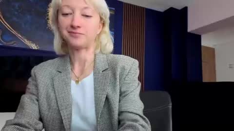 Snapshot of natalie_bitton chatting on 22, 4, 2026 Natalie online show from 22, 4, 2026