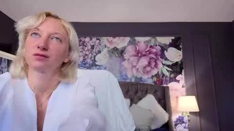 Snapshot of natalie_bitton chatting on 11, 6, 2026 Natalie online show from 11, 6, 2026