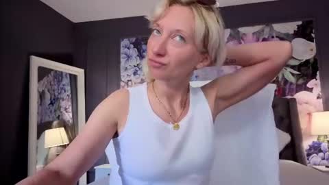 Snapshot of natalie_bitton chatting on 13, 6, 2026 Natalie online show from 13, 6, 2026