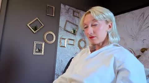 Snapshot of natalie_bitton chatting on 18, 6, 2026 Natalie online show from 18, 6, 2026