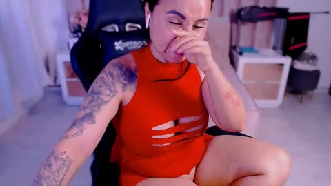 Snapshot of natural_bigass_nina chatting on 12, 11, 2025 Sophia online show from 12, 11, 2025