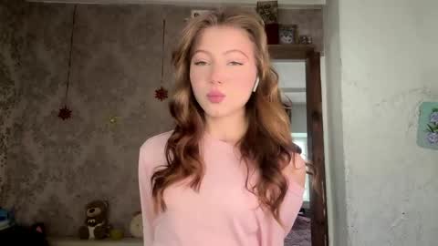 Snapshot of necolezhuang chatting on 6, 5, 2026 Necole online show from 6, 5, 2026