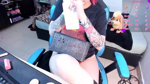 Snapshot of neeko_lol_ chatting on 20, 9, 2025 Geek Nicole im Neeko UwU online show from 20, 9, 2025