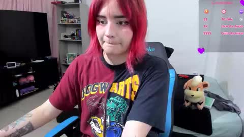 Snapshot of neeko_lol_ chatting on 21, 9, 2025 Geek Nicole im Neeko UwU online show from 21, 9, 2025