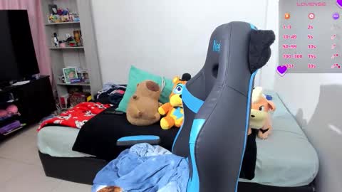 Snapshot of neeko_lol_ chatting on 9, 10, 2025 Geek Nicole im Neeko UwU online show from 9, 10, 2025