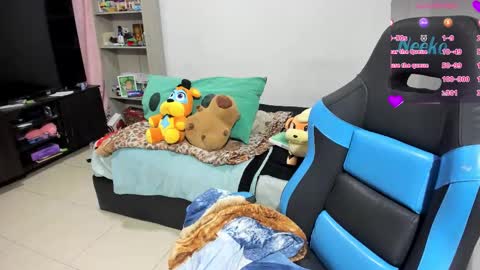 Snapshot of neeko_lol_ chatting on 19, 10, 2025 Geek Nicole im Neeko UwU online show from 19, 10, 2025