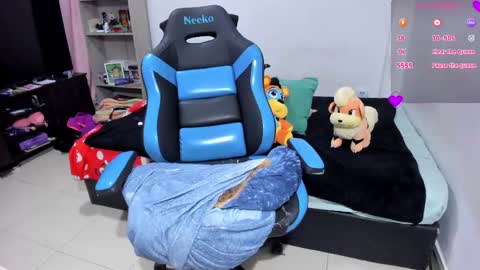 Snapshot of neeko_lol_ chatting on 5, 11, 2025 Geek Nicole im Neeko UwU online show from 5, 11, 2025